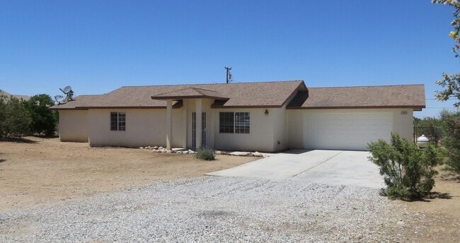 Building Photo - Huge Yard & HVAC!