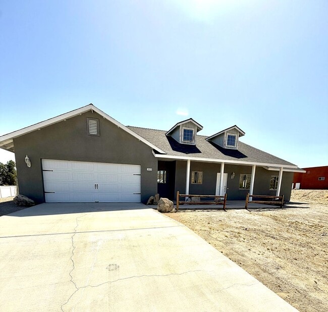 Building Photo - Beautiful 3 Bedroom 2 Bathroom Home