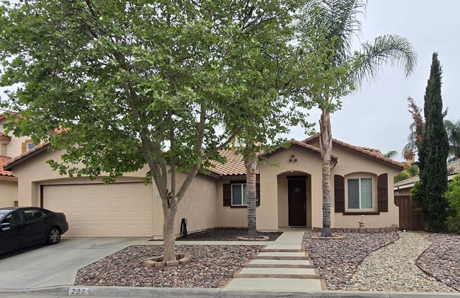 Building Photo - Three Bedroom Two Bath, plus an Office in Hemet!