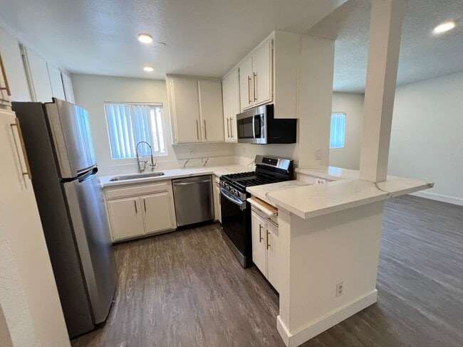 Photo - 3722 S Canfield Ave Unit 204