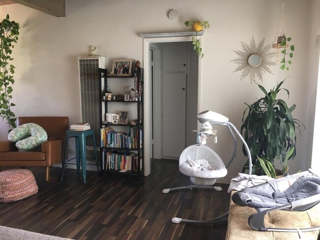 Photo - Beautiful upstairs 2 bedroom 1 bathroom ap... Unit 5272