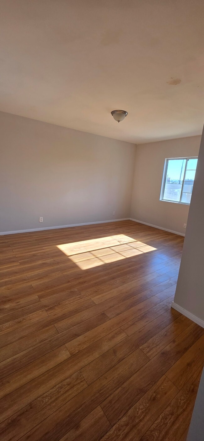 Photo - 949 S Sycamore Ave Unit 949 12