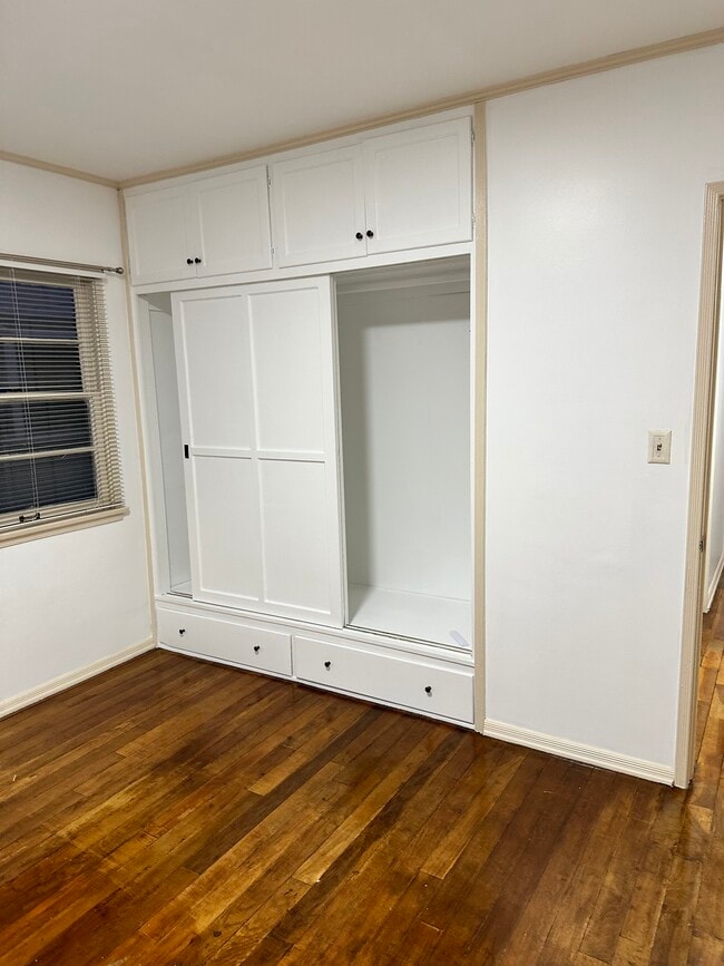 Bedrooy - 4068 Lincoln Ave