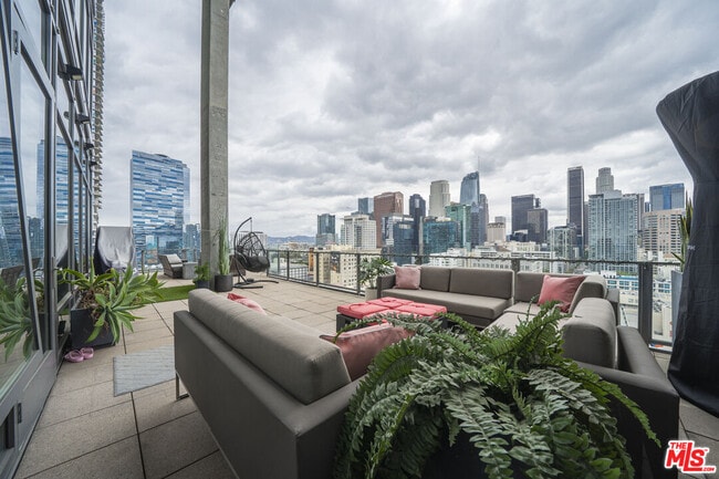 Building Photo - 1100 S Hope St Unit 1714