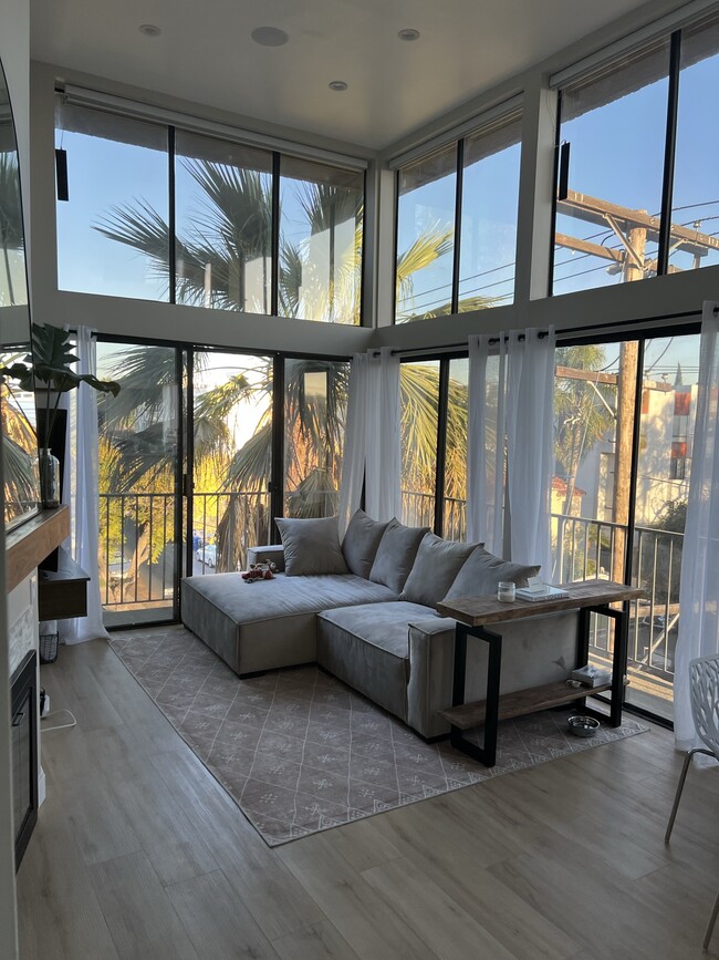 Living room - 869 S Wooster St Unit 309