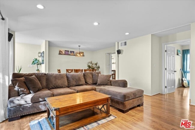 Livingroom - 5267 Coldwater Canyon Ave