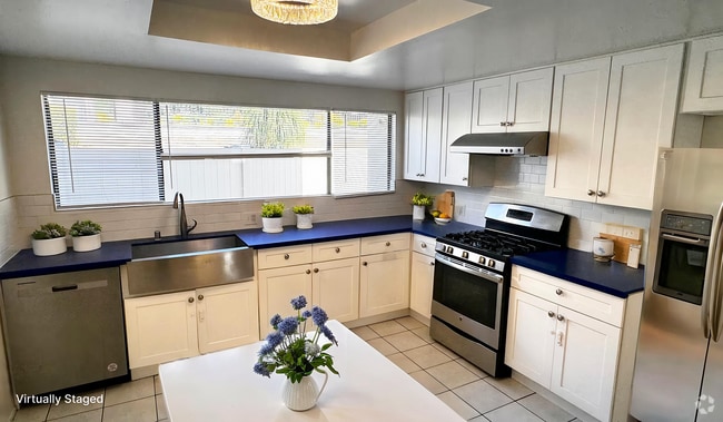 Building Photo - <<< spacious mast bedroom, pool, new kitch... Rental