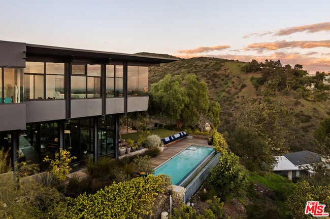 Building Photo - 1406 1/2 N Kenter Ave