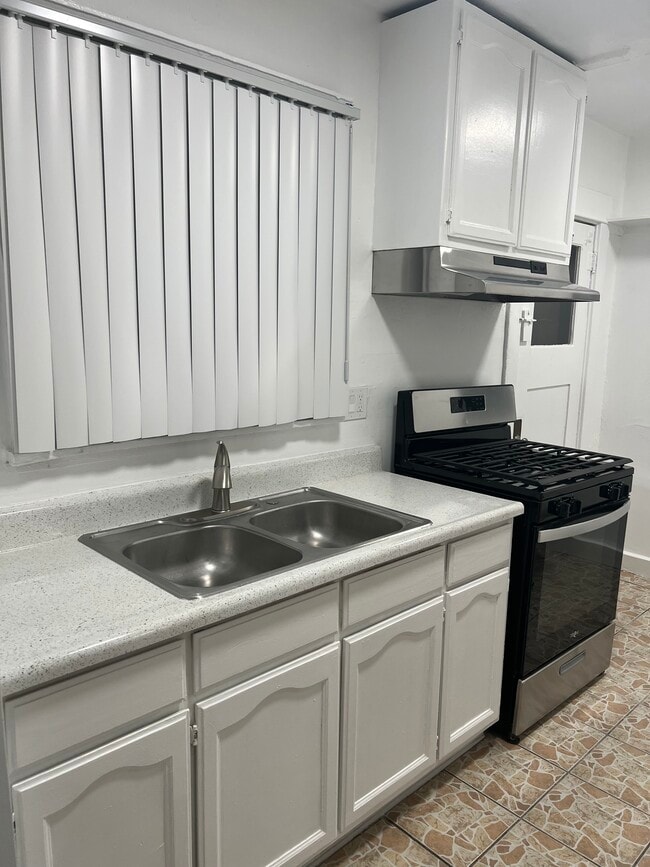 Photo - 1624 1/2 W 50th St Unit Back