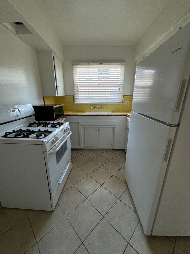 Kitchen - 11641 National Blvd Unit 6