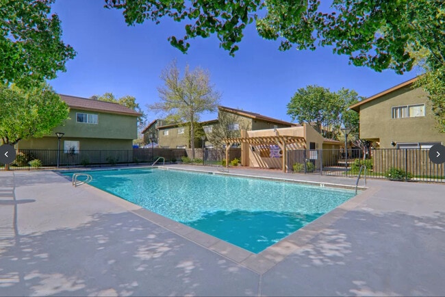 Building Photo - Woodlands West Townhomes