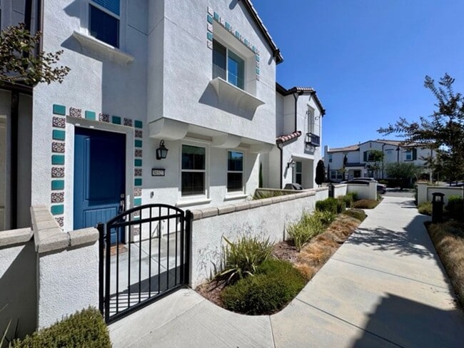 Building Photo - Spacious 3 Bedroom, 2.5 Bathroom Townhome ...