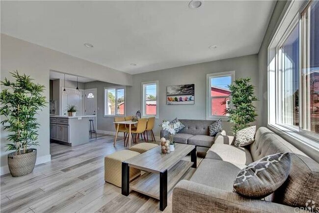 Building Photo - 907 W Arbutus St Rental