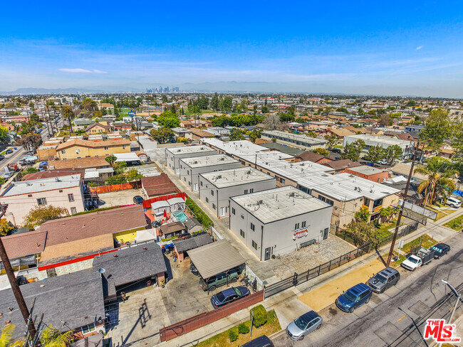 Building Photo - 649 1/2 W 92nd St Rental