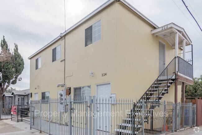 Building Photo - 3 Bedroom, 1 Bath Apartment close to every...