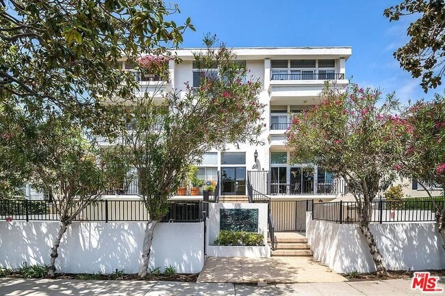 Building Photo - 511 San Vicente Blvd Unit 204