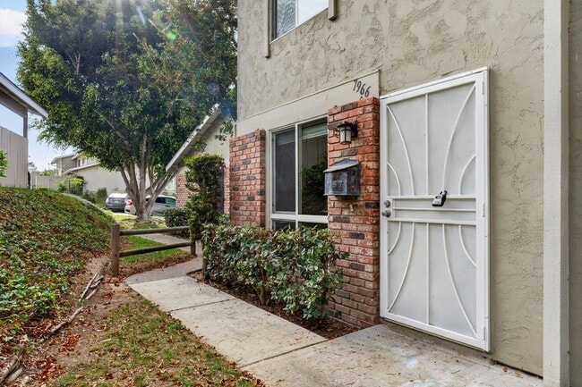 Building Photo - Large spacious 2 Bedroom in UTC
