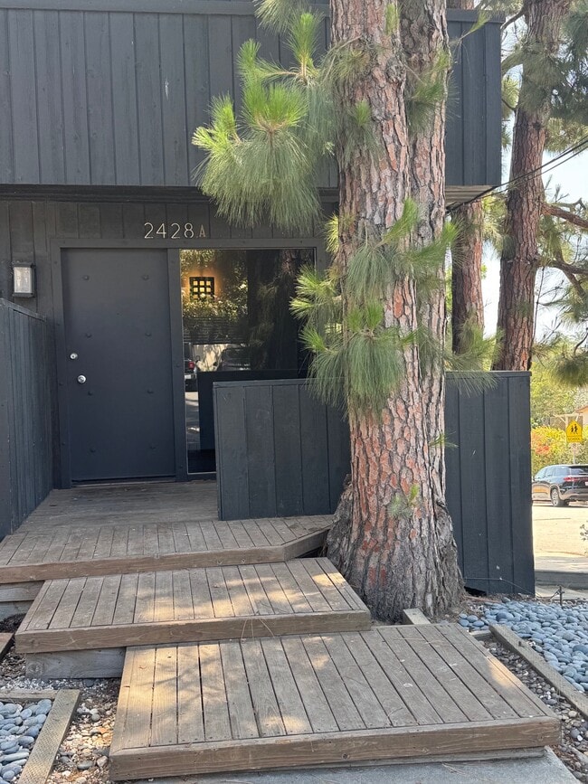 /santa-monica-ca/2428-beverley-ave-unit-a-3d90spd