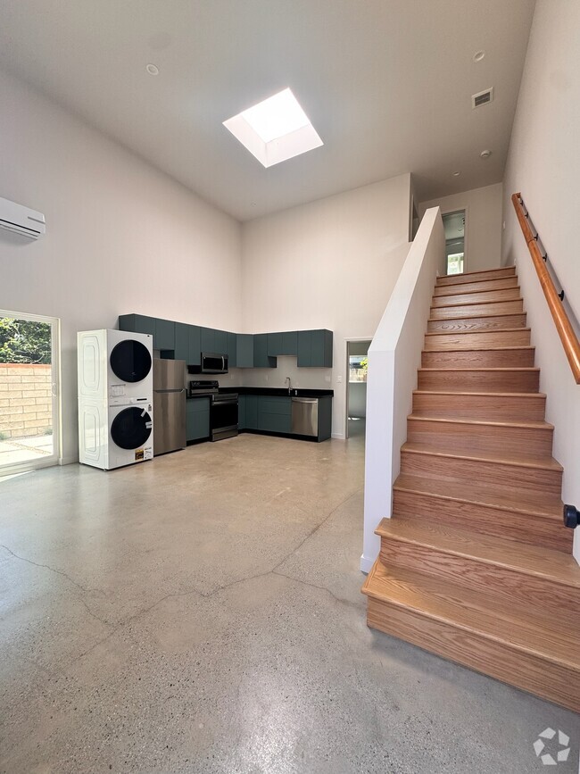 Building Photo - 11322 Bessemer St Unit 1 Rental
