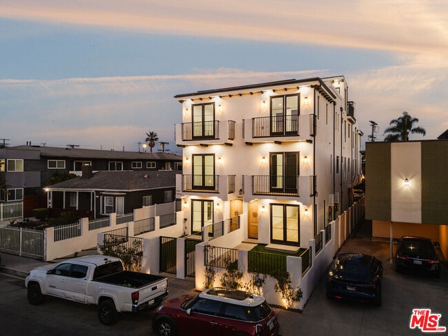 Building Photo - 1954 S Garth Ave Unit 1954 1/2