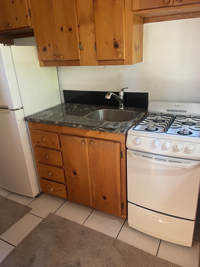 Kitchen - 407 Naranja Dr