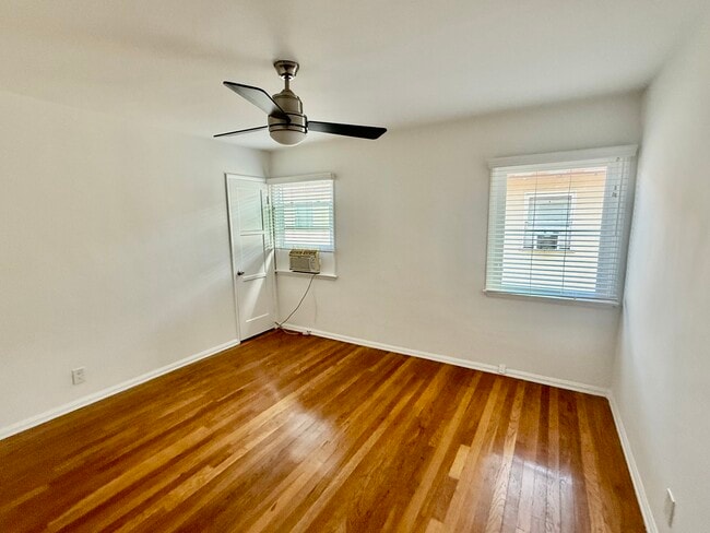 Photo - 11152-11154 Morrison St