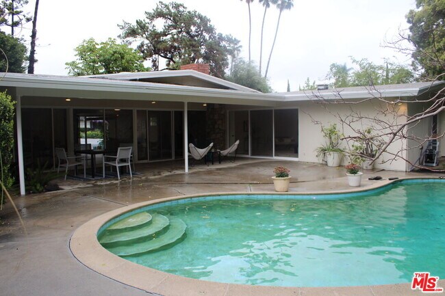 Photo - 282 Wigmore Dr House