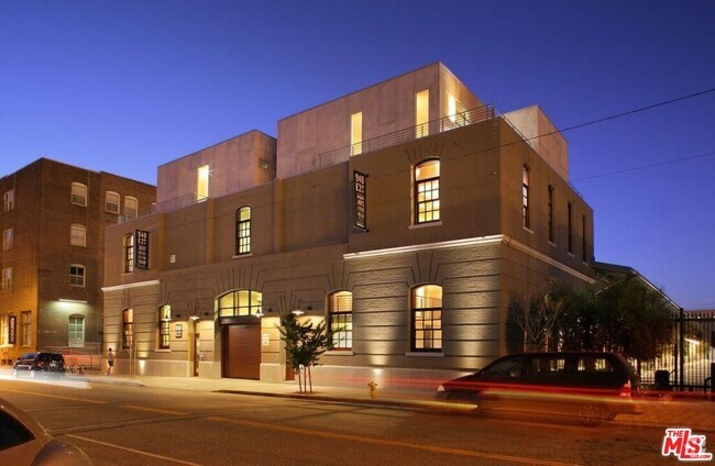 Building Photo - 940 E 2nd St Rental