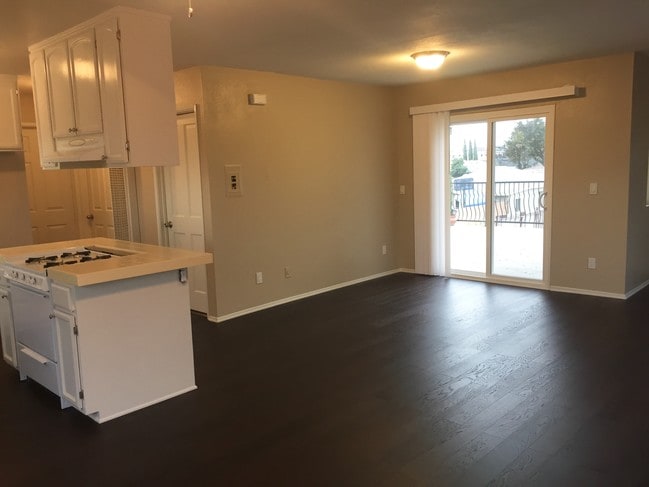 Photo - 4440 154th St Apartments Unit 1/4