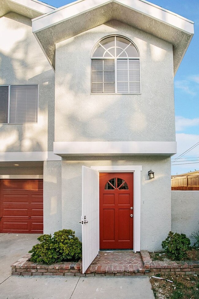 Building Photo - Linden Avenue Triplex Unit 5452 Linden Avenue  A