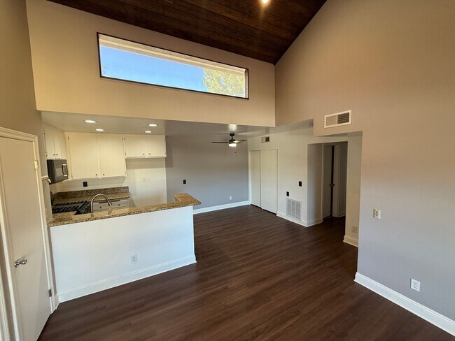 Photo - 2-Bedroom Condo with Community Amenities a... Unit 1112