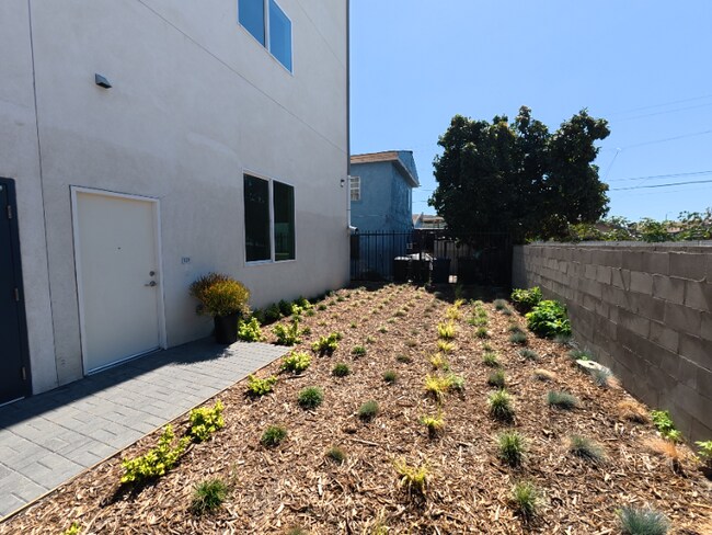 Photo - 10501 Wilmington Ave Unit 1