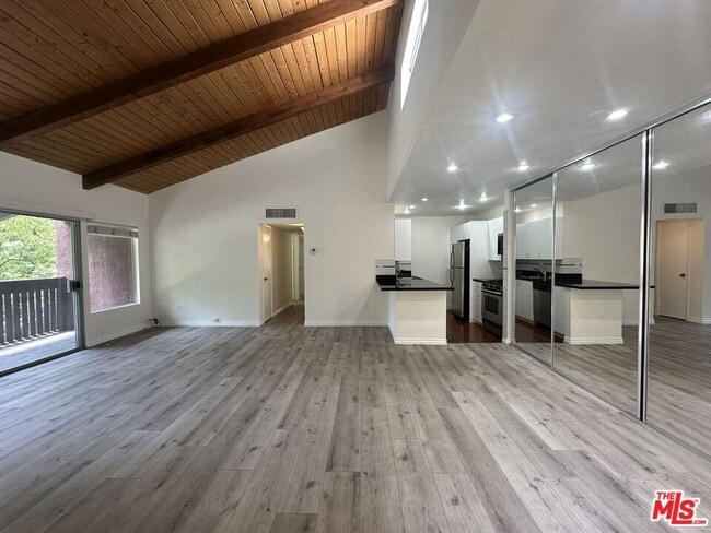Building Photo - 18350 Hatteras St Unit 202