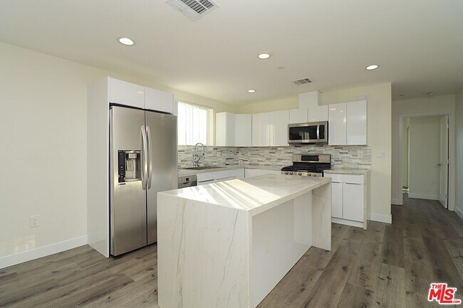 Photo - 2121 Burnside Ave Unit 2123 1/2