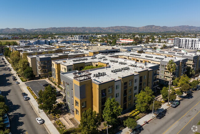 Building Photo - Reveal Rental