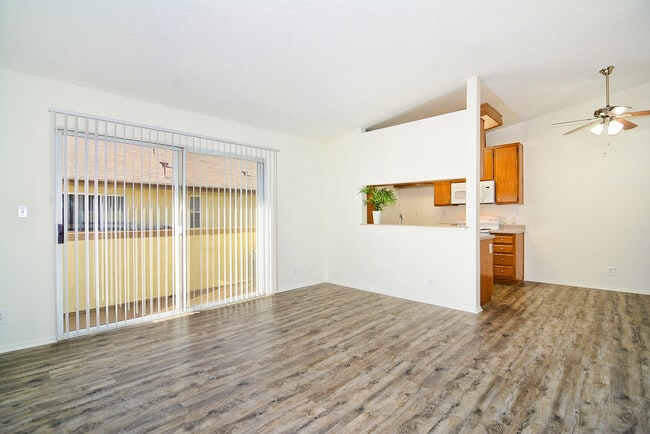 Photo - Las Flores Apartments