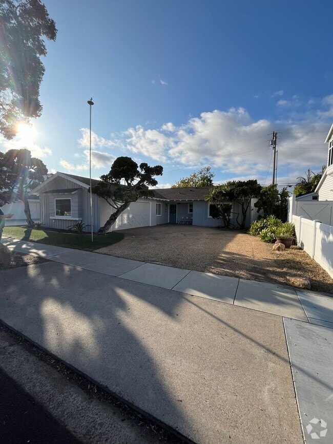 Building Photo - STUNNING 3BD/2BA ON CORONADO ISLAND! -2 BL... Rental