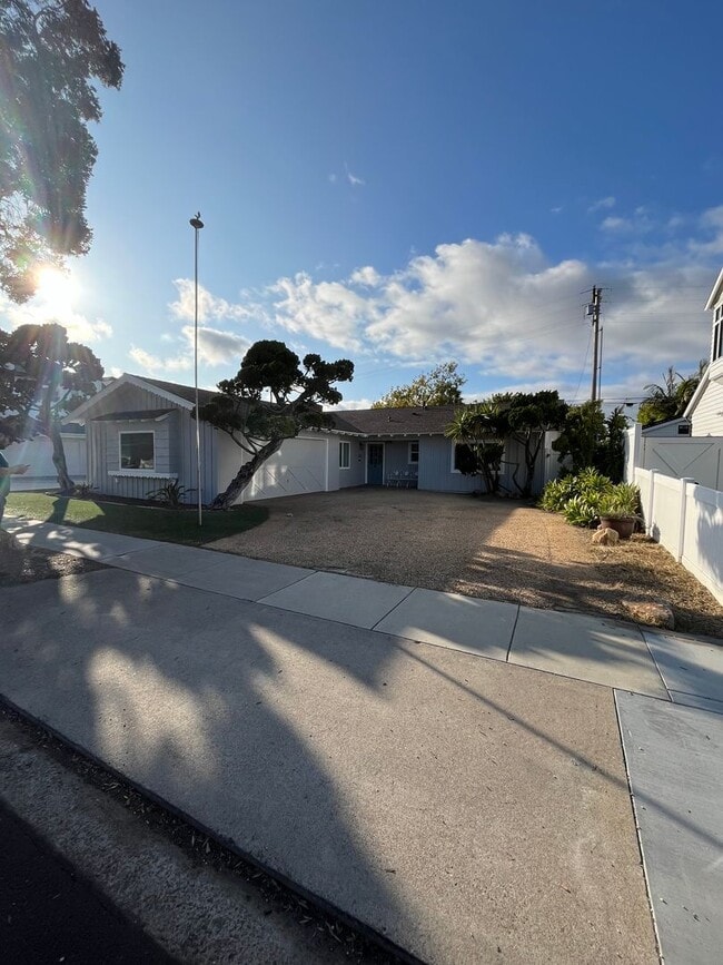 STUNNING 3BD/2BA ON CORONADO ISLAND! -2 BL... - STUNNING 3BD/2BA ON CORONADO ISLAND! -2 BL... House
