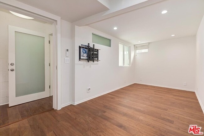 Photo - 609 N Doheny Dr Unit D