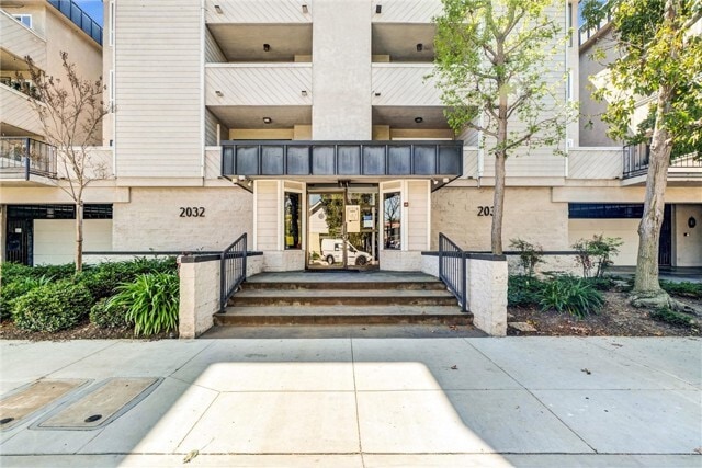 Building Photo - 2032 E Bermuda St Unit 204