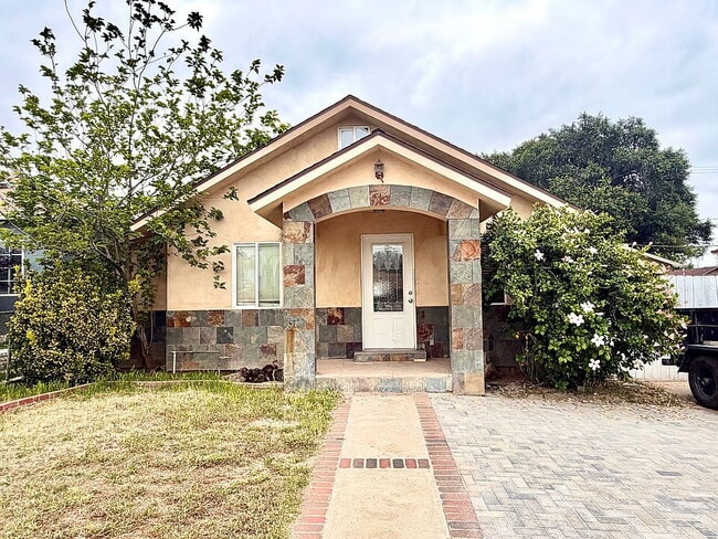 Building Photo - Updated home