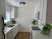 Kitchen - 1156 N Ardmore Ave Unit #1