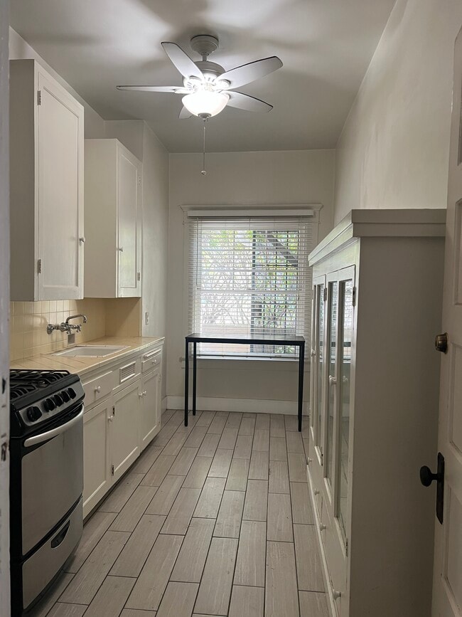 kitchen - 105 S El Molino Ave Unit 3