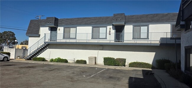 Building Photo - 1319 Oakwood Dr W Unit 27