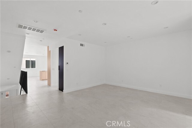 Photo - 13944 Vanowen St