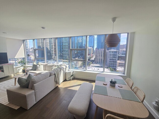 Photo - Savina by Bosa - Built 2020 - Bay & Downtown Views - 2 Parking Spots Unit 1304