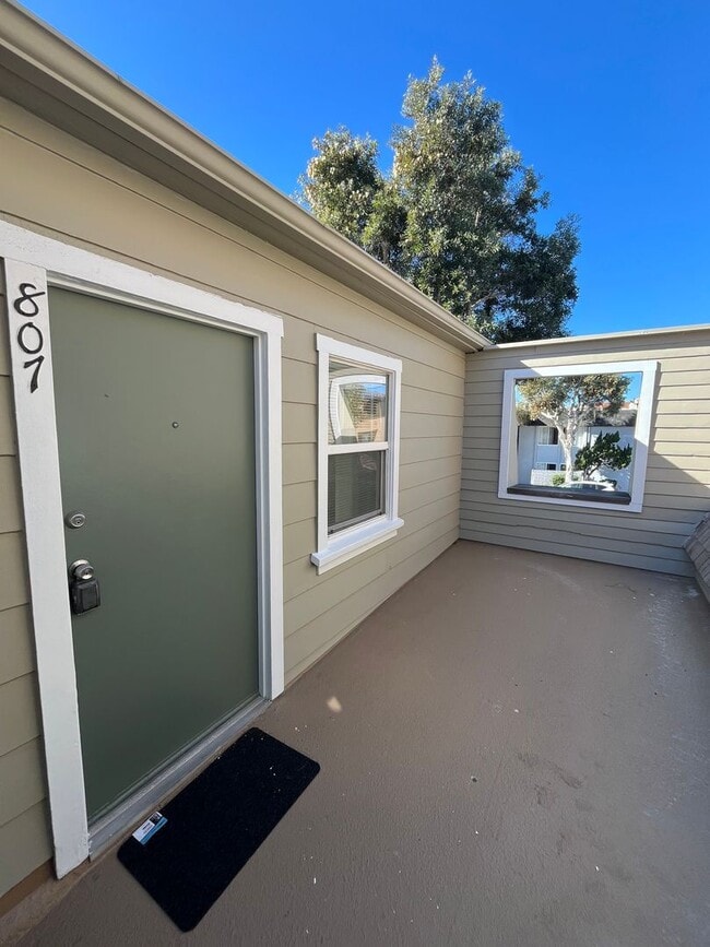Building Photo - AVAILABLE JUNE! LIGHT AND BRIGHT STUDIO ON MISSION BLVD W/ PARKING! MISSION BEACH - $1,895/mo! Unit 807 Jamaica Court