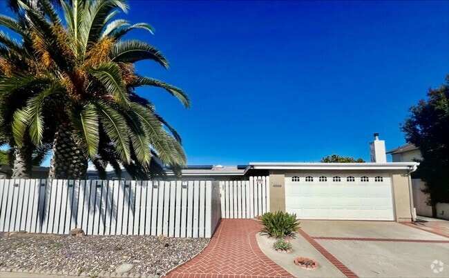 Building Photo - Welcome to this charming 3 bedroom, 2 bath... Rental