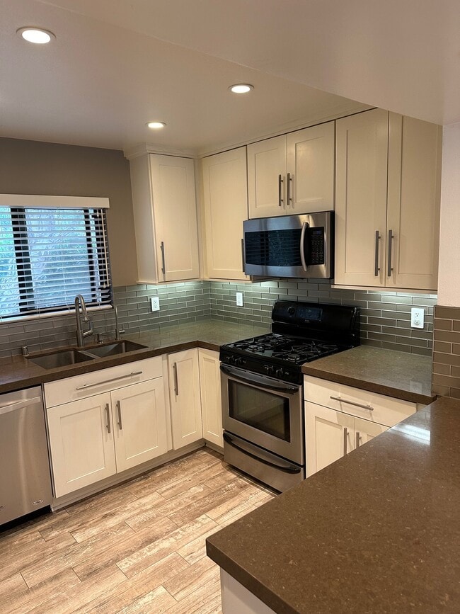 Kitchen - 1229 Rebecca Ln Unit B