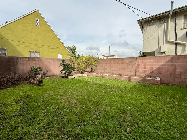Shared back yard - 1807 S Redondo Blvd Unit Lower